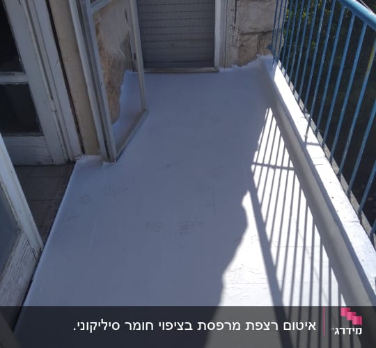 רצפת מרפסת אטומה בצבע לבן עם סימני רגליים